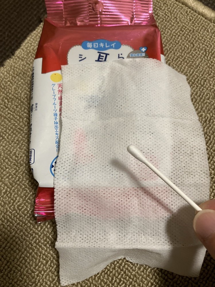 耳そうじシートと綿棒を用意